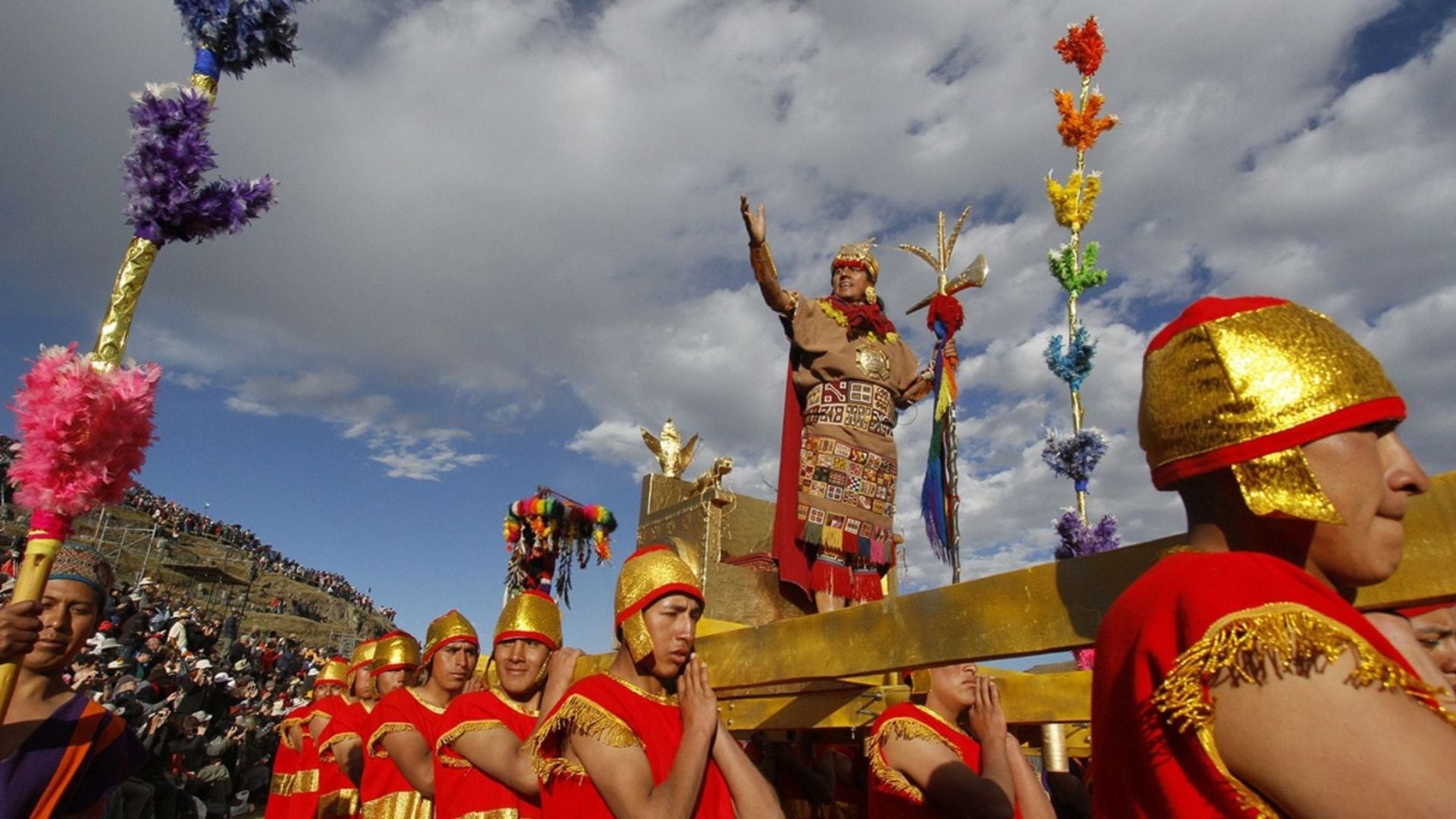 La figura del Inca lidera la ceremonia del Inti Raymi como símbolo de sabiduría, poder y conexión espiritual con el dios Sol, guiando cada acto con solemnidad y autoridad ancestral.