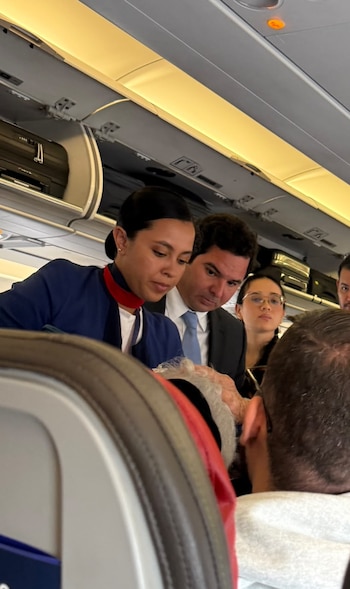 El vuelo registró una demora de 40 minutos mientras la aerolínea y el servicio médico del aeropuerto atendían la situación - crédito Captura de Pantalla X/Blu Radio