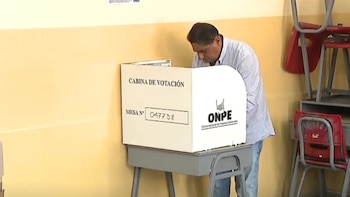 Carlos Álvarez asistió a votar a primera hora en un colegio de San Isidro. Latina
