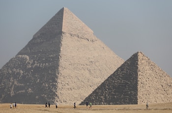 Las Pirámides de Giza fueron construidas como tumbas faraónicas entre 2550 y 2490 a.C., sobresalen por su precisión geométrica y su influencia cultural milenaria (REUTERS/Amr Abdallah Dalsh)