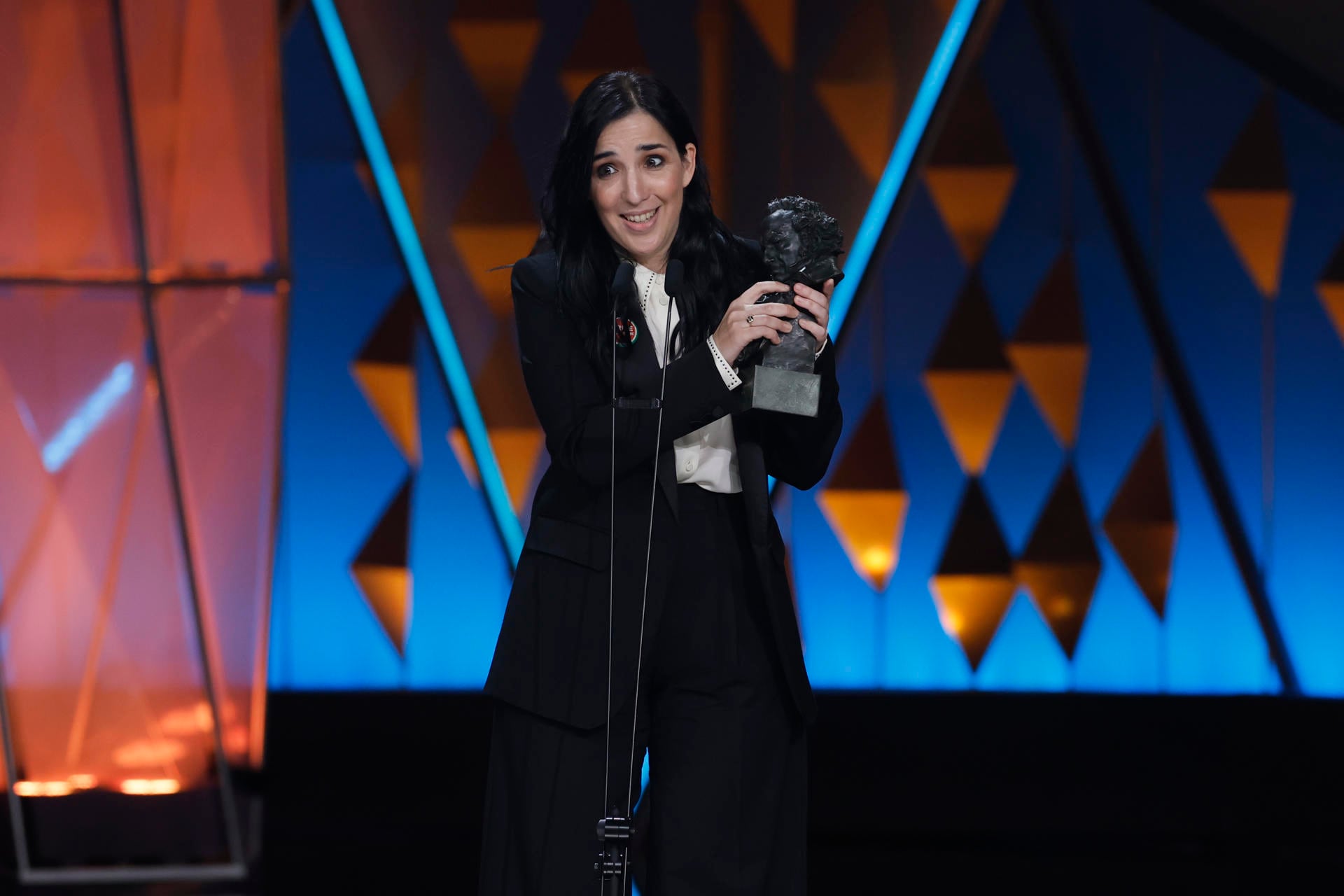 BARCELONA, 28/02/2026.- La realizadora Alauda Ruiz de Arzua gana el Goya a mejor dirección por su película ´Los Domingos´ durante los Premios Goya en su 40 edición, este sábado en el Auditorio Fórum CCIB de Barcelona. EFE/Alberto Estévez