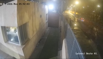Una cámara capturó el momento en que el auto escapaba del lugar