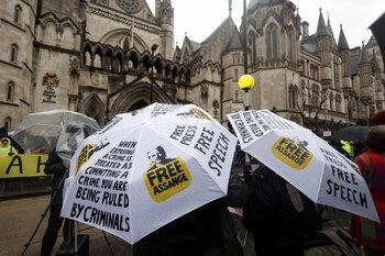 La gente lleva paraguas, mientras los partidarios del fundador de WikiLeaks, Julian Assange, protestan frente al tribunal superior, el día en que Assange apela contra su extradición a los Estados Unidos, en Londres, Gran Bretaña, el 21 de febrero de 2024. REUTERS/Hannah McKay
