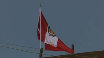 A bandeira deverá ser colocada na parte superior central do prédio, apoiada em um mastro e em bom estado de conservação - Créditos: Foto de ATV.