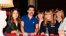 1981, cuatro fanáticas y un ídolo: la historia detrás de la foto de Freddie Mercury en el hotel provincial de Mar del Plata