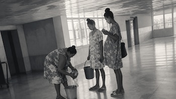 Embarazadas deben cargar baldes de agua en un hospital de Cuba por la falta de servicios básicos