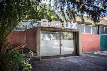 El ingreso a Balux con