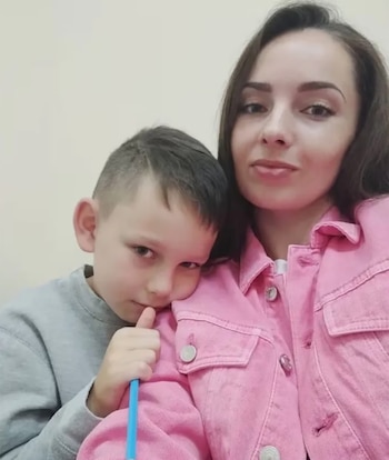 Roman Oleksiv con su madre