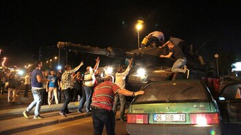 Un grupo de ciudadanos detiene