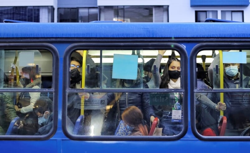 Dos delincuentes armados con cuchillos asaltan pasajeros de un bus del SITP en la avenida Jorge Gaitán Cortés- crédito El Nuevo Siglo