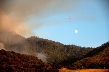 Un avión cisterna se prepara