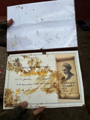 Material propagandístico de Hezbollah que se encontraba en una escuela del sur del Líbano. (FDI)