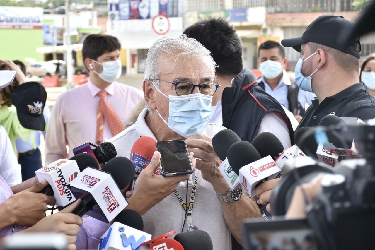 El exalcalde de Cúcuta Jairo Yáñez ofreciendo declaraciones sobre el proyecto vial