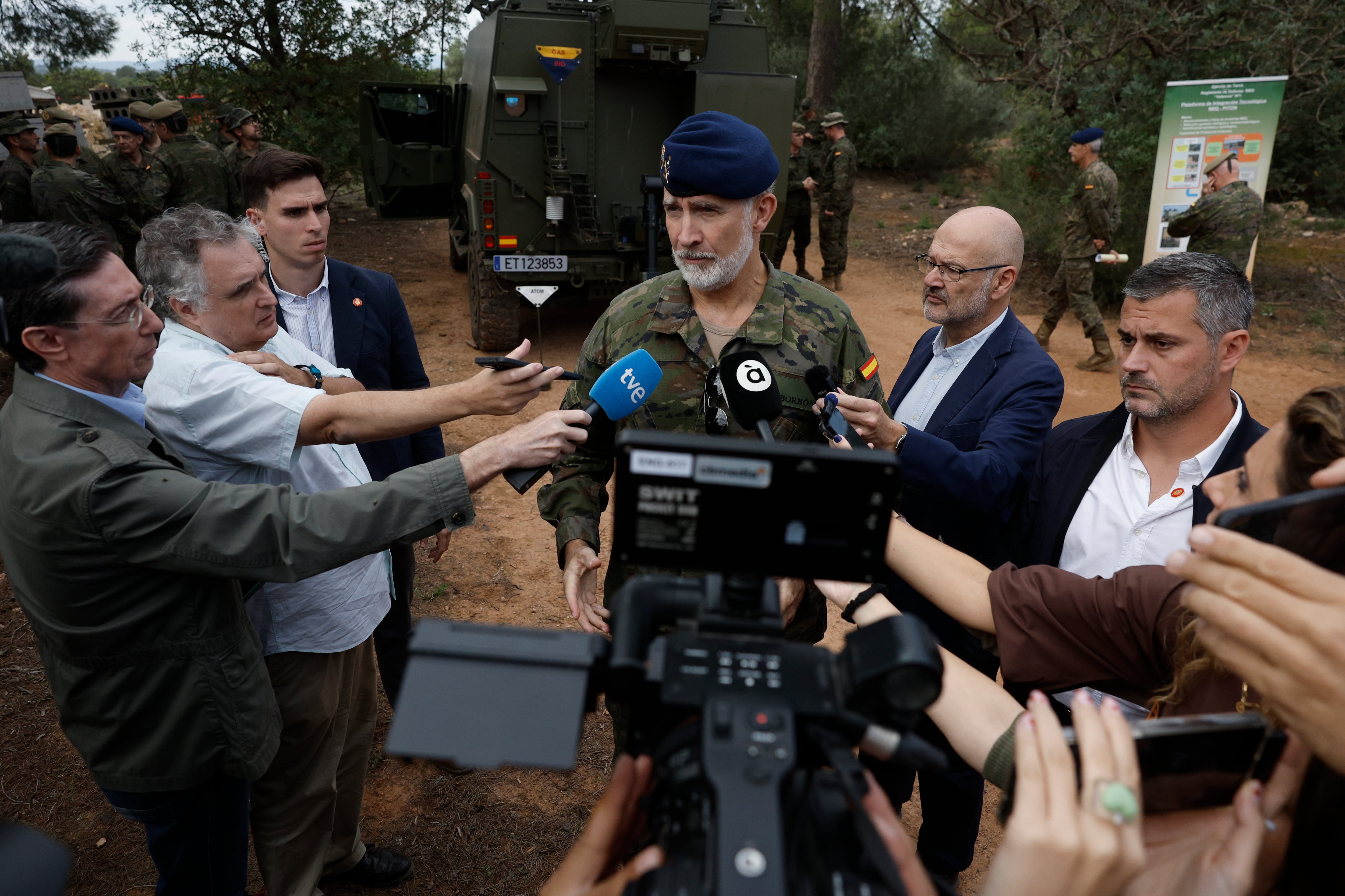 El rey Felipe VI ha lamentado el terrible accidente de dos trenes ocurrido esta mañana en Urda (Toledo) y ha expresado el pésame y su tristeza, apoyo y cariño en un momento tan duro, en declaraciones en Bétera (Valencia), donde se encuentra asistiendo a un ejercicio militar. (EFE/ Kai Försterling).