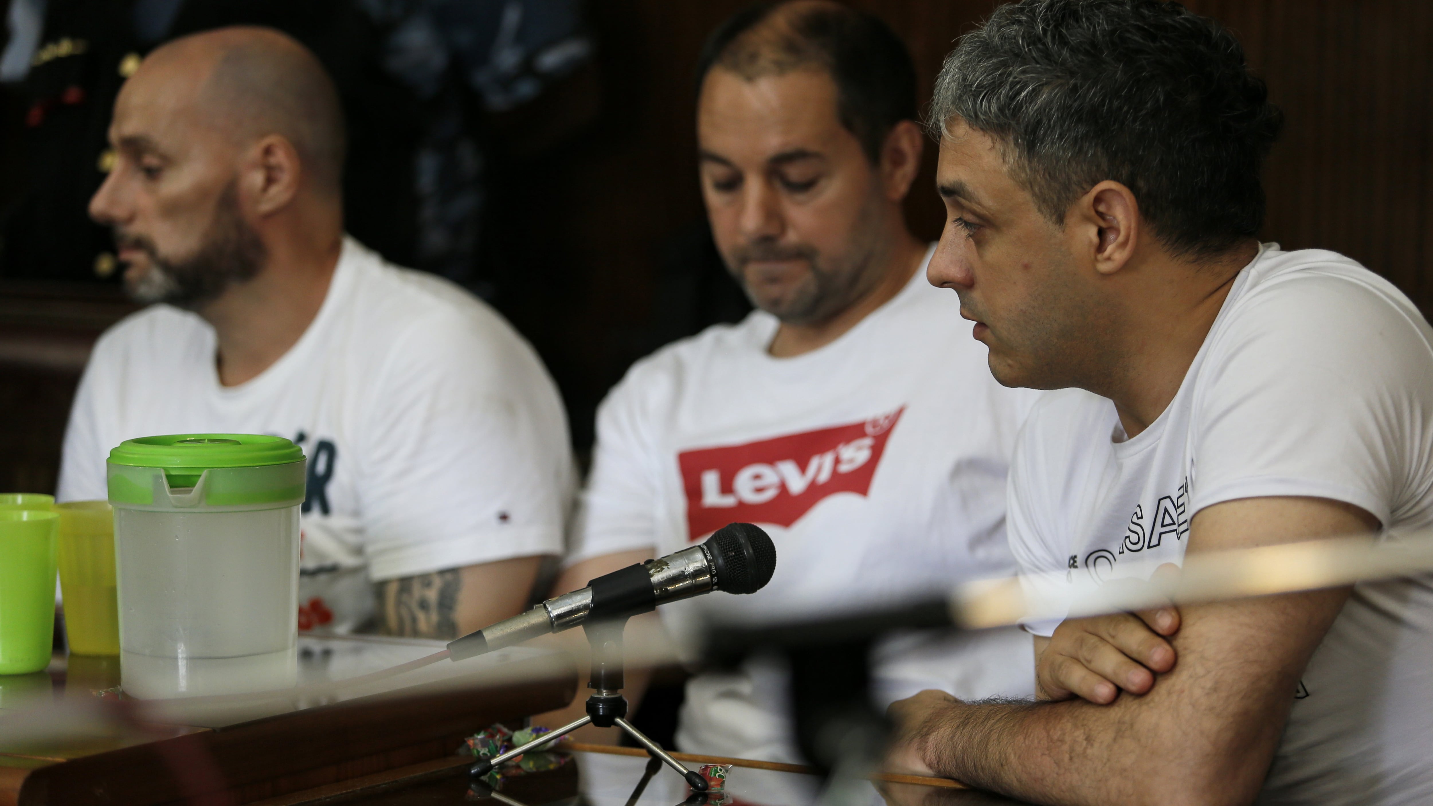 Martín Lanatta, su hermano Cristian y Víctor Schillaci en uno de los cuatro juicios por la triple fuga. (Nicolás Aboaf)