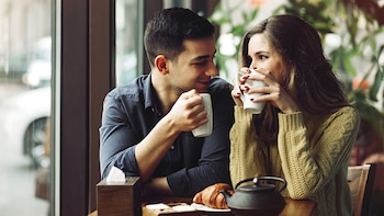 Ese primer trago de una bebida cada día es un pequeño pero definitivo placer para la mayoría de nosotros (iStock)