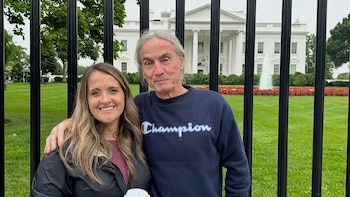 El increíble caso del padre que adoptó a su propia hija a los 66 años