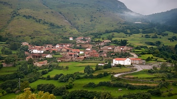 El pueblo de Cantabria que enamoró a Lorca, Unamuno y otros artistas: un refugio intelectual entre casas de piedra y naturaleza en el valle del Nansa