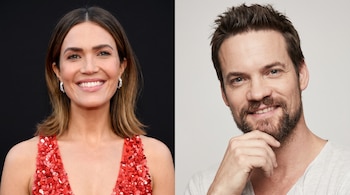 Retrato de Mandy Moore con vestido rojo junto al retrato de Shane West con barba y camiseta clara sobre fondos lisos.
