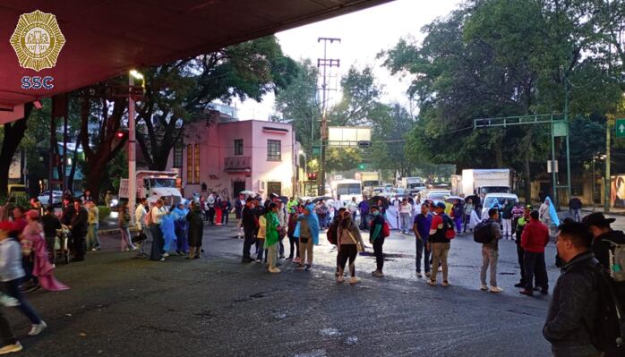 Permanece bloqueo por manifestantes en Av. Constituyentes, Circuito Interior y Eje 2 Sur. (OVIAL_SSCCDMX)