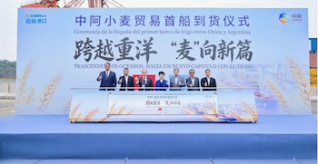 Autoridades de la empresa importadora