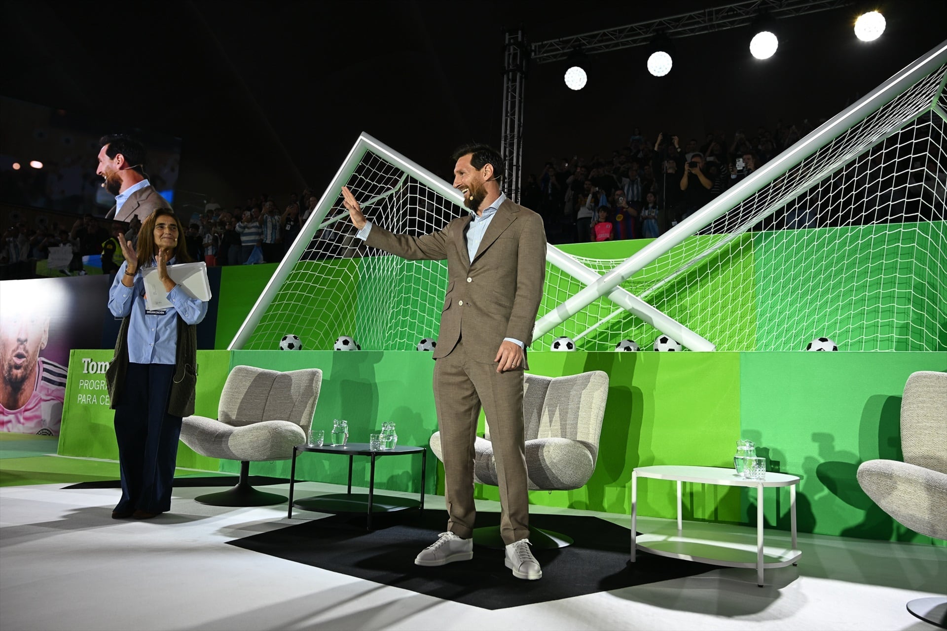 Messi le dijo un consejo a los padres de jóvenes futbolistas en el Palacio de los Deportes de Oviedo. (Europa Press)