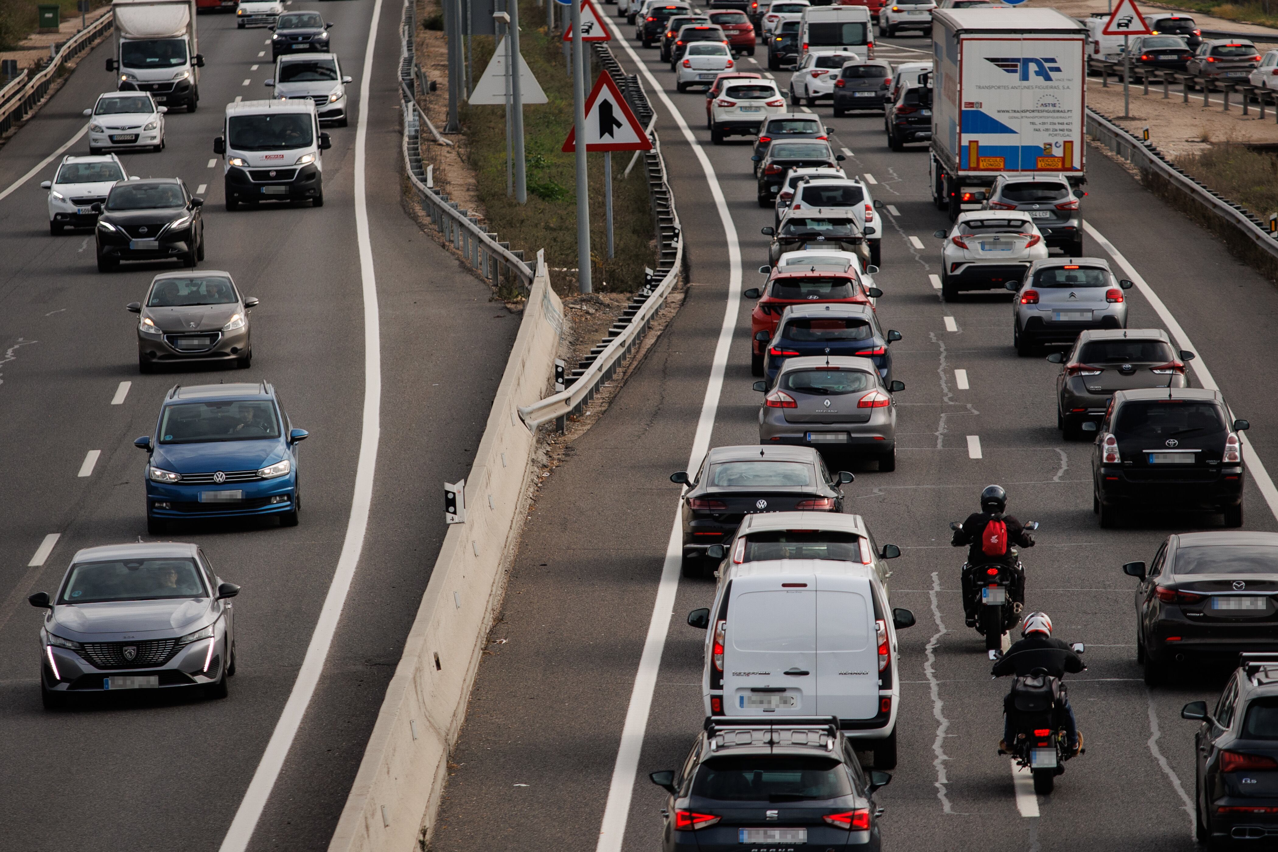 Varios coches circulan por la carretera. (Alejandro Martínez Vélez/Europa Press)