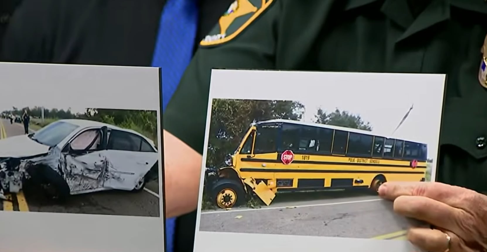 El alguacil sostiene fotografías de las secuelas del choque. Del lado izquierdo, el Chevrolet Malibu blanco que desencadenó el choce en cadena. A la derecha, el autobús escolar siniestrado (Fox News)