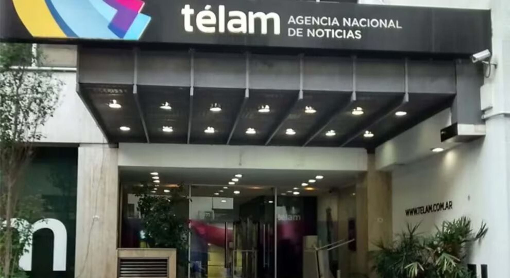La investigación por presunto enriquecimiento ilícito alcanza a Luis Omar Giménez, exsubgerente de Télam, y a Romina Elisa Falcón, también empleada de la agencia estatal al momento de los hechos