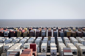 Fotografía de contenedores en el puerto de Montevideo, en Montevideo (Uruguay), en una fotografía de archivo. EFE/Raúl Martínez