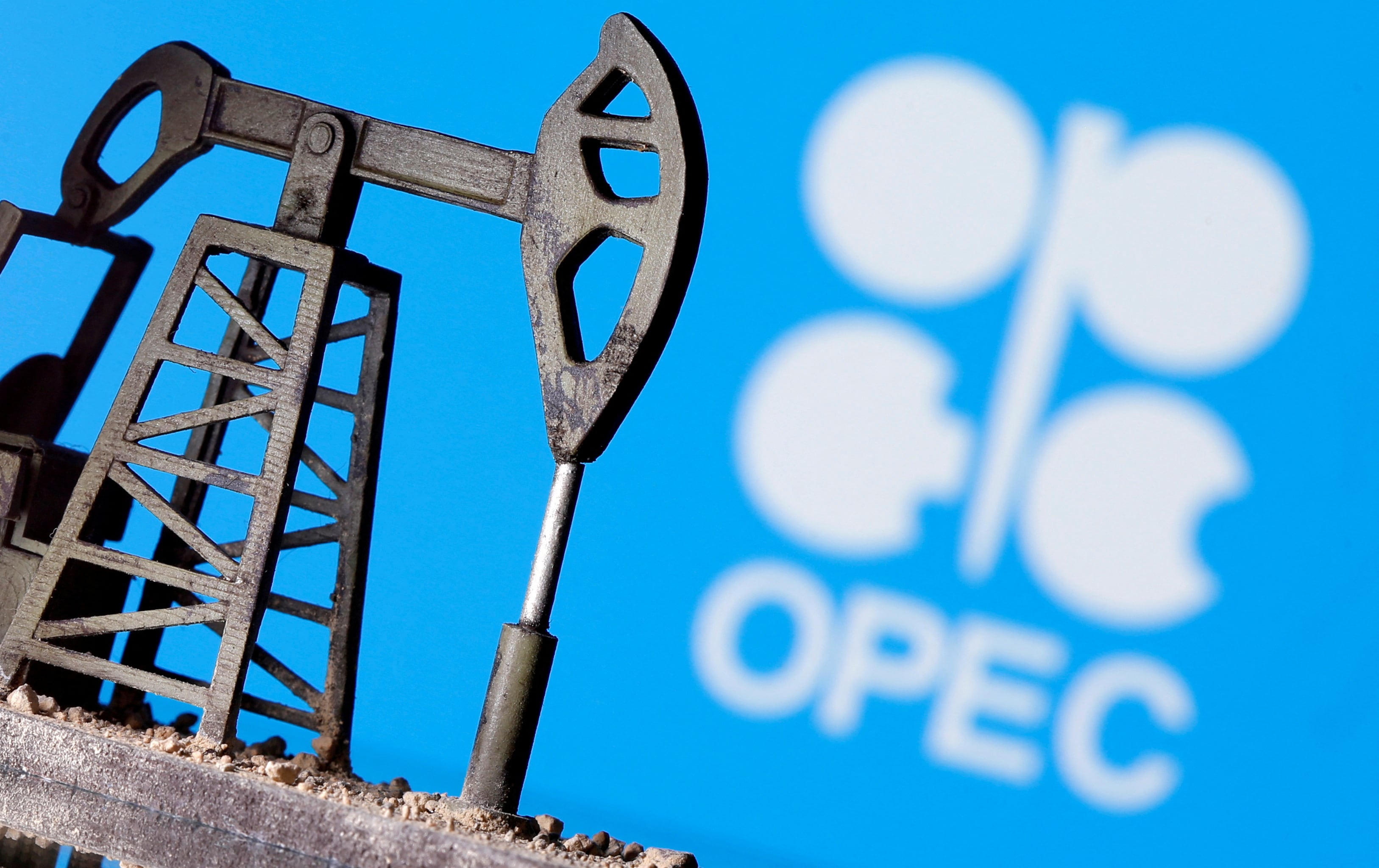 Una bomba de petróleo impresa en 3D frente al logotipo de la OPEP. REUTERS/Dado Ruvic