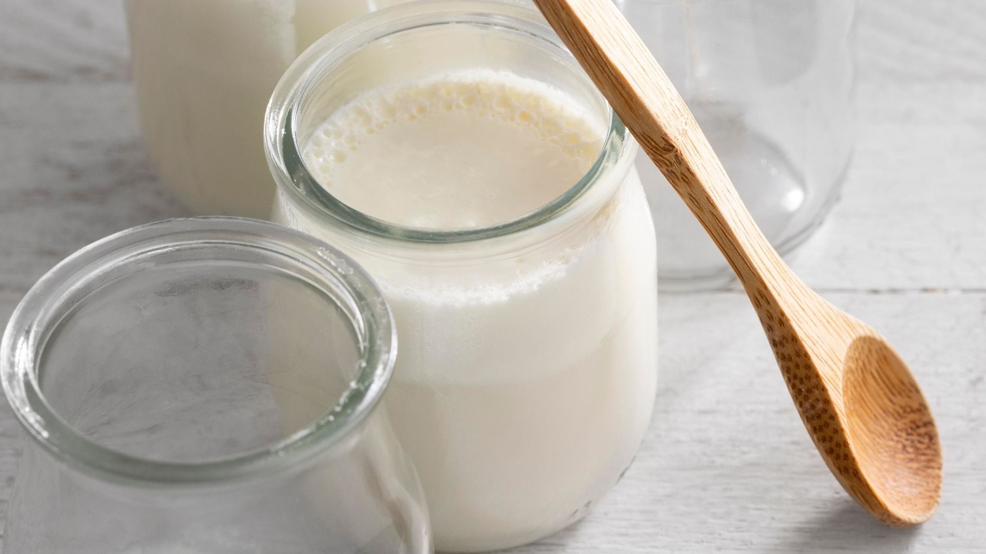 La cuajada casera brinda cerca de 10 gramos de proteínas por cada 100 gramos, siendo una opción láctea asequible y nutritiva (Freepik)