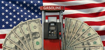 Un surtidor de gasolina rojo con la palabra 'GASOLINE' se encuentra frente a una bandera de Estados Unidos ondeante, flanqueado por billetes de un dólar y cien dólares
