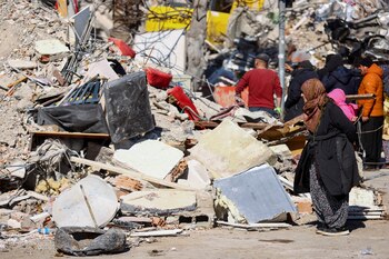 Una persona mira los escombros