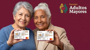 Dos mujeres mayores sonriendo, cada una con una tarjeta blanca del Banco del Bienestar. Fondo color borgoña con el logo de 'Pensión Adultos Mayores'.