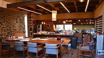 Dentro de la cabaña que