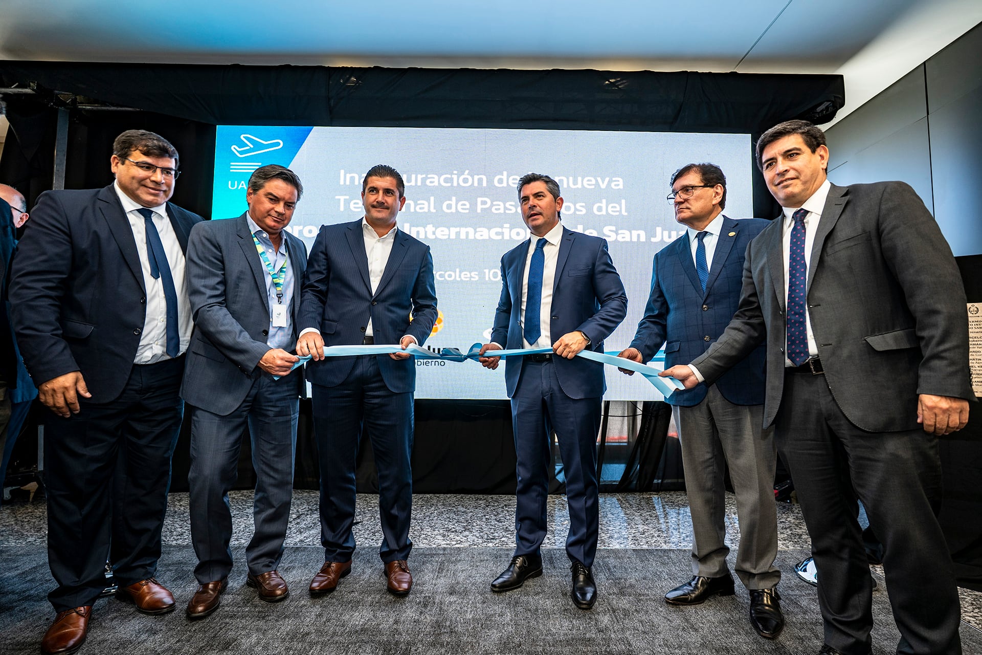 El acto de inauguración reunió a autoridades, representantes empresariales y funcionarios que destacaron el impacto de la inversión en la conectividad de la región
(Fuente)