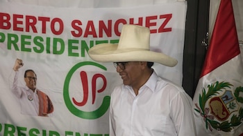 El JNE declara improcedentes las apelaciones de Sánchez, quien cuestiona el proceso electoral durante la marcha