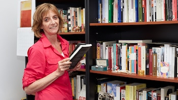 La antropóloga forense Patricia Bernardi, al frente del laboratorio del EAAF, se dedica a la búsqueda, identificación y restitución a las familias de los restos de desaparecidos desde el regreso de la democracia (Nadege Gaillard)