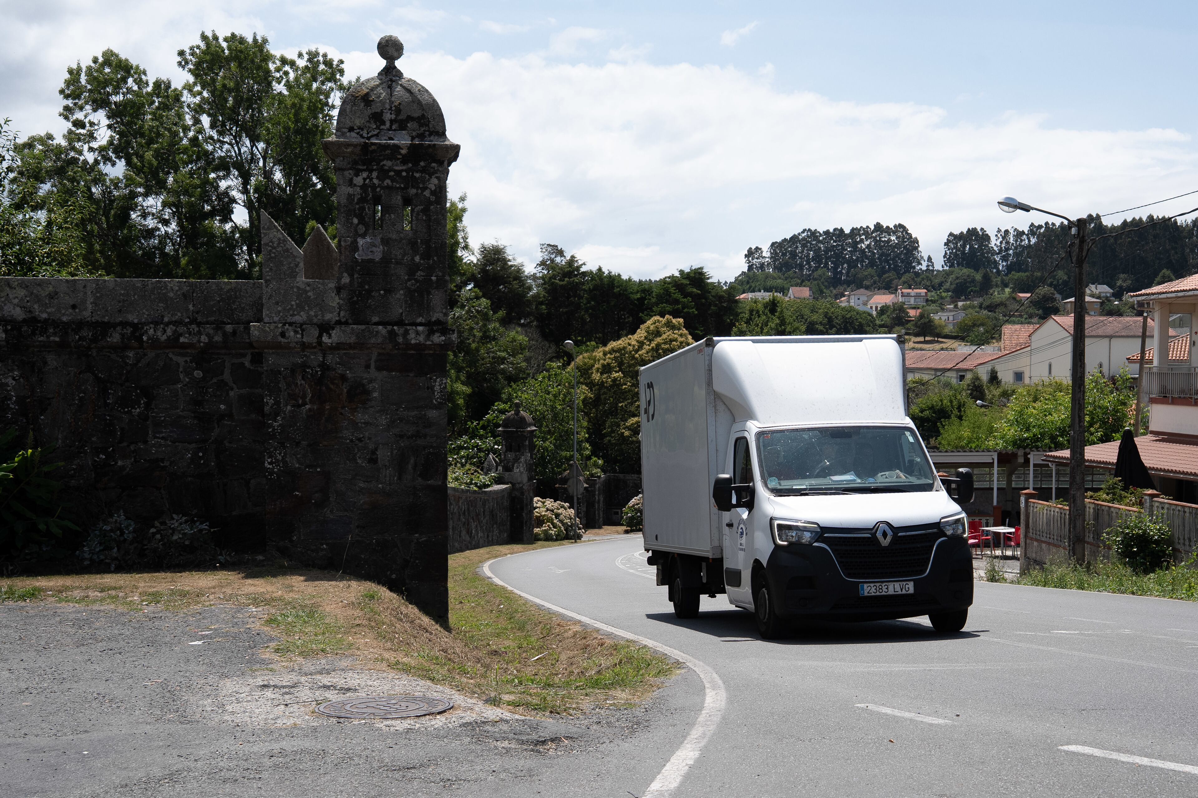 Los Franco retiran las pertenencias del Pazo de Meirás. (Adrián Irago/Europa Press)