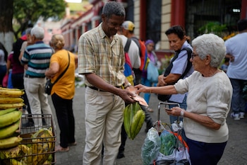 Un vendedor vende plátanos a