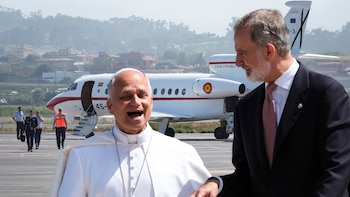 El avión averiado que estrecharía los lazos de Felipe VI y el papa León XIV: el rey no se separó de su lado y acabó con un regalo muy especial, su Falcon