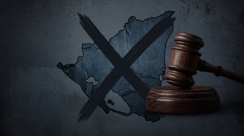 Mapa de Nicaragua con una 'X' oscura sobrepuesto y un mazo de madera para justicia.