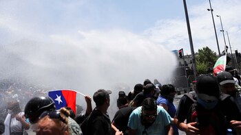 La policía chilena intenta dispersar