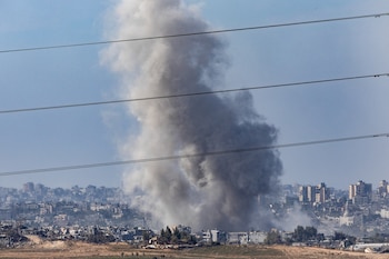 El humo se eleva sobre