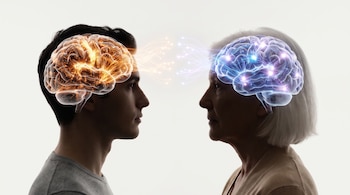 Siluetas de un hombre joven y una mujer mayor de perfil, con cerebros translúcidos luminosos sobre sus cabezas, uno naranja y otro azul.