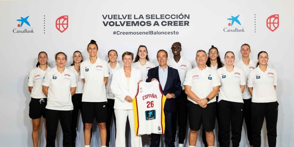CaixaBank entrega la camiseta oficial del Mundial a la selección femenina de baloncesto