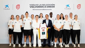 CaixaBank entrega la camiseta oficial del Mundial a la selección femenina de baloncesto