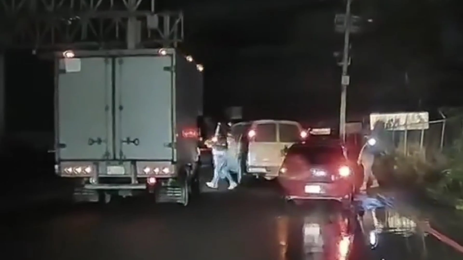 En el asalto, se bajan dos sujetos, uno se acerca al conductor de la camioneta de carga y le apunta con un arma y otro señala con una lámpara (especial)