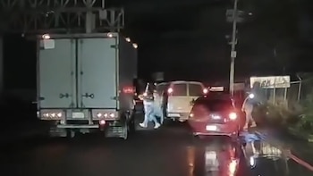 Automovilista graba asalto a transporte de carga en la México-Cuautla: conductora retrocede para evitar ser víctima en el tramo del Edomex